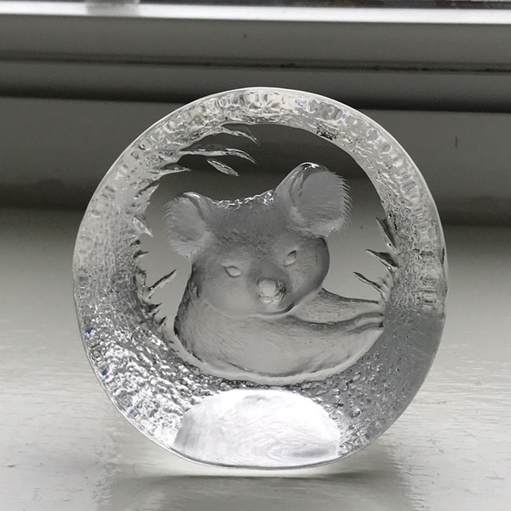 Preowned beautiful crystal Mats Jonasson Koala Bear paperweight - Sweden #9175